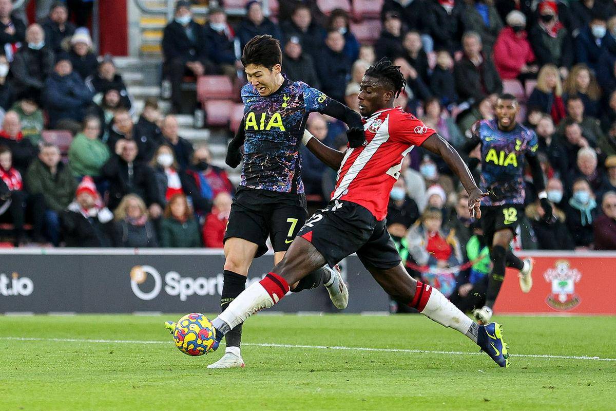 南安普敦门将神勇扑救，致命封堵