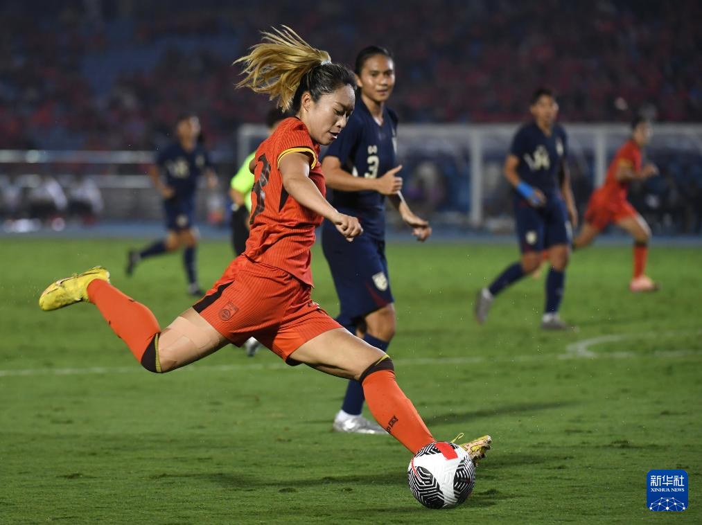 女子足球锦标赛精彩纷呈，中国队士气高昂