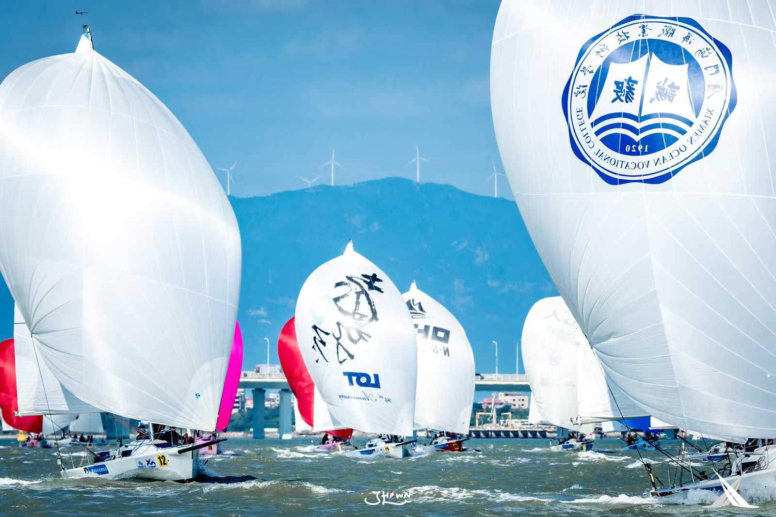 西班牙帆船队奋勇争先夺得奖杯