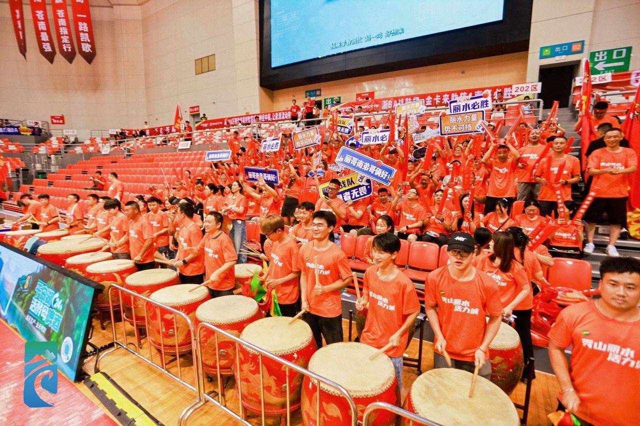 球队集体配合默契，赢得球迷支持与认可