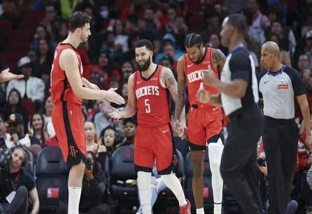 球队集体配合默契，赢得球迷支持与认可