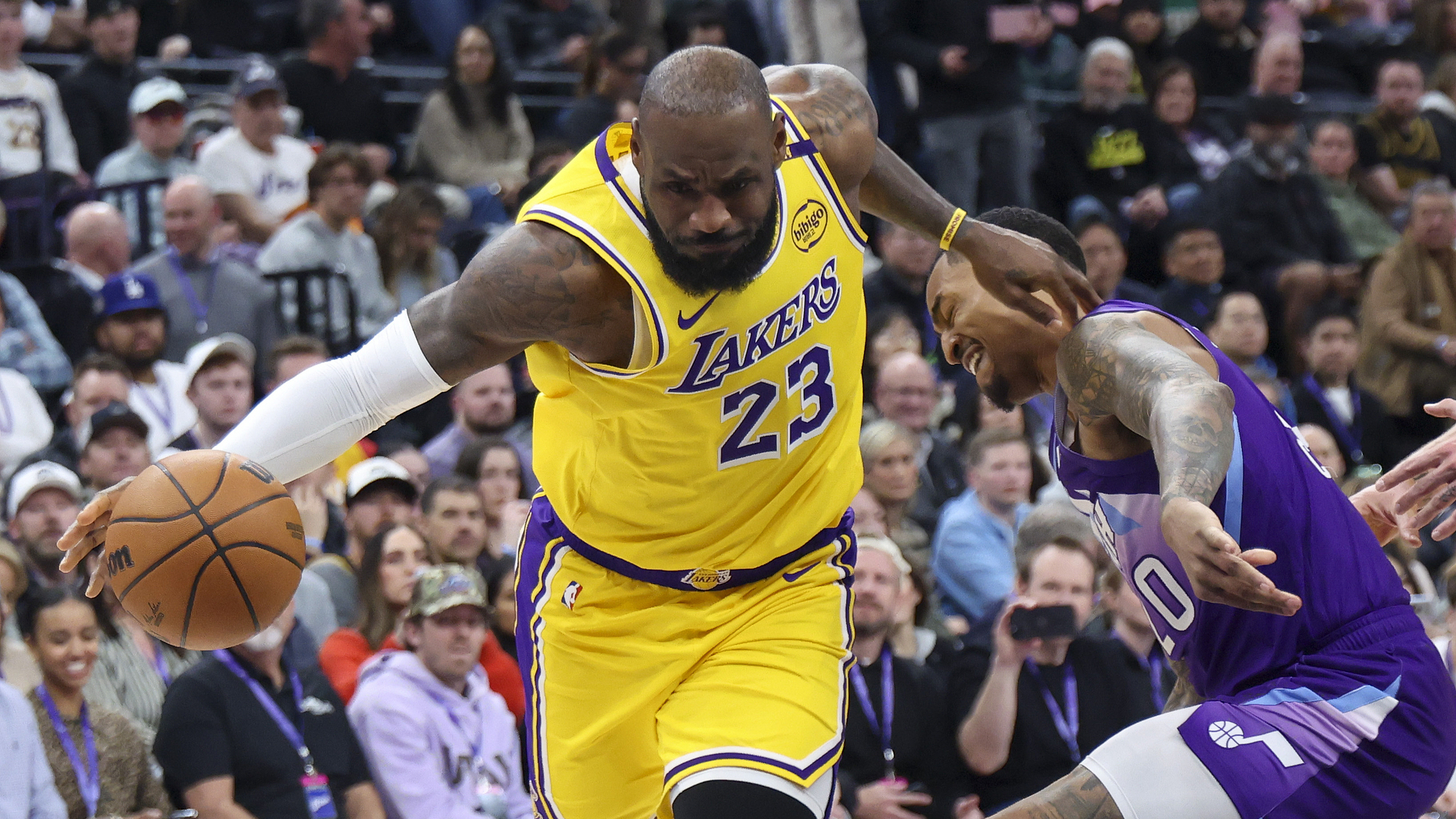 关于湖人客场占领火玫，取得六连胜的信息