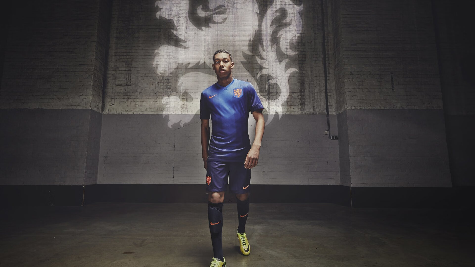 世俱杯赛程-佩德里魔术师撕裂铁壁，莱比锡火力覆盖让巴萨窒息